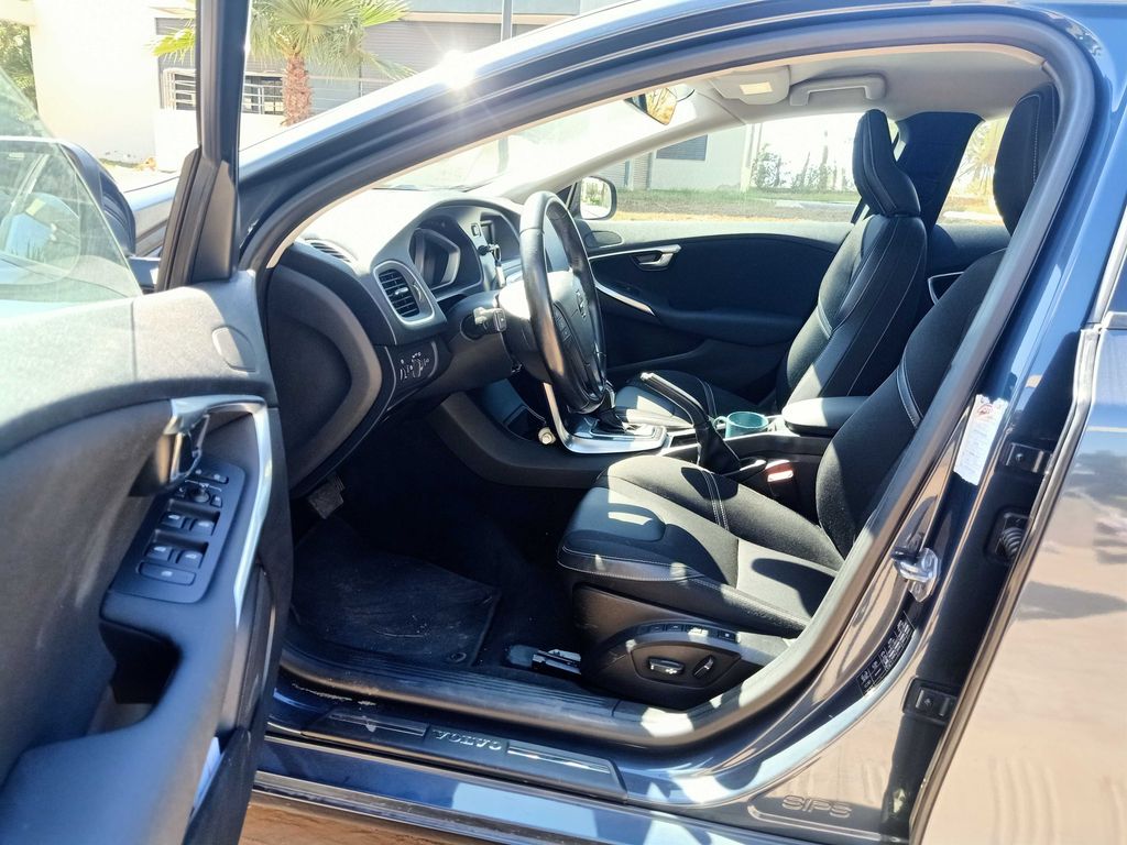VOLVO V40 2019