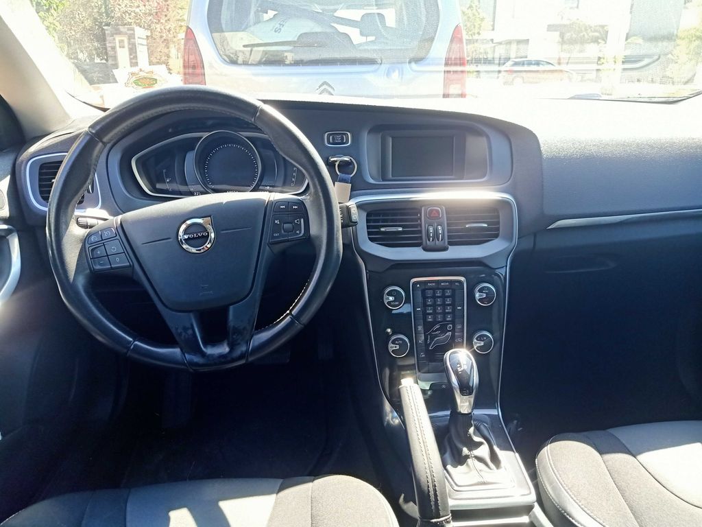VOLVO V40 2019