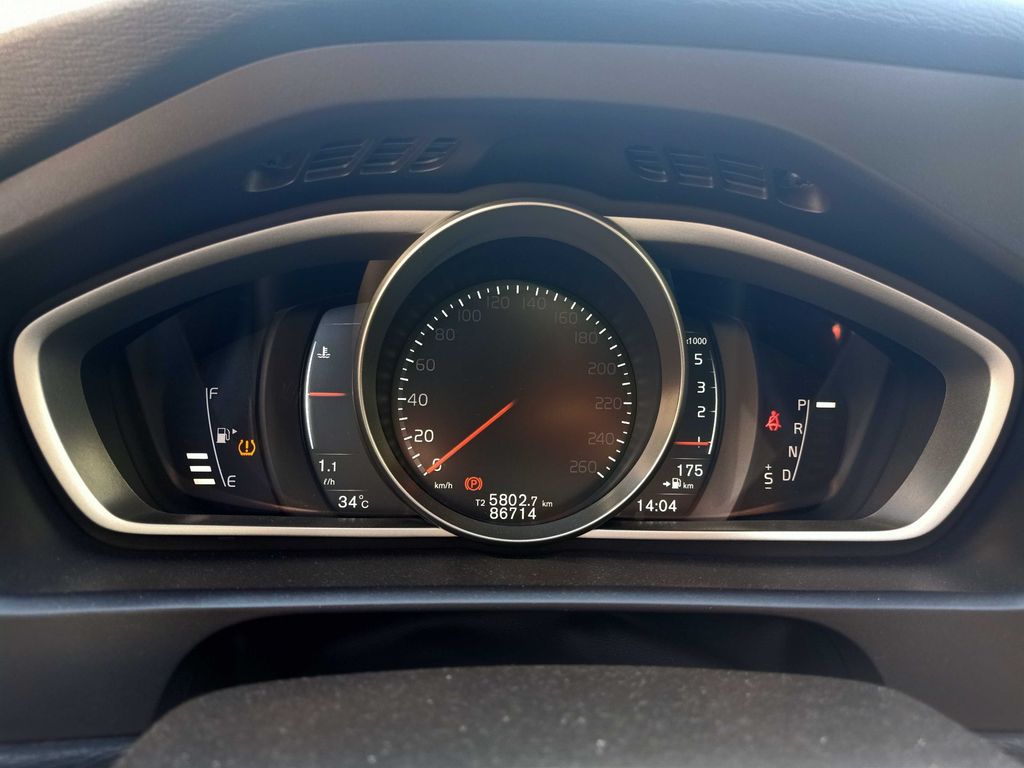 VOLVO V40 2019