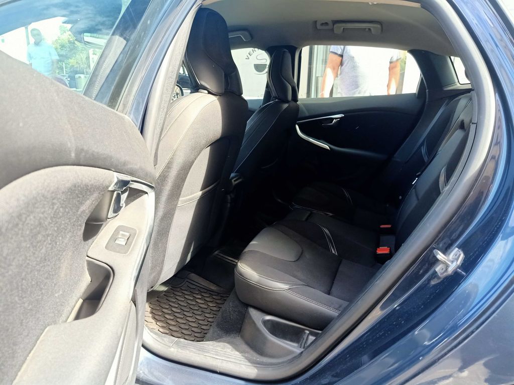 VOLVO V40 2017