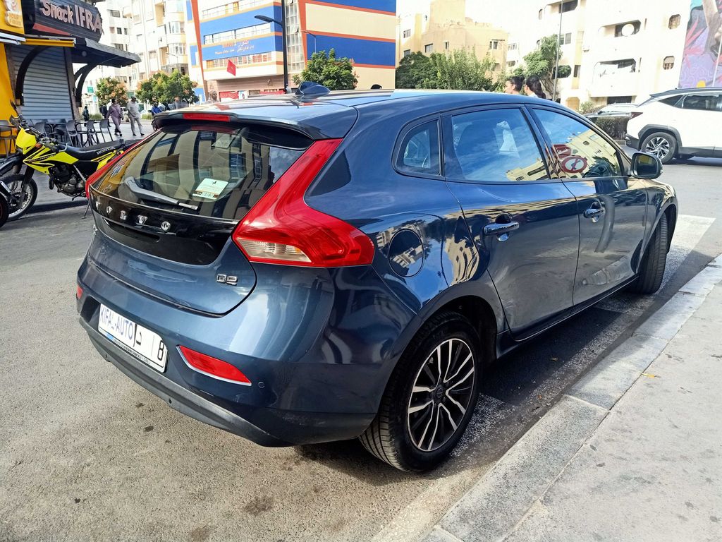 VOLVO V40 2017
