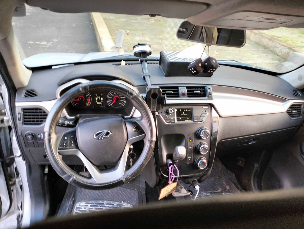 MAHINDRA KUV 100 2022