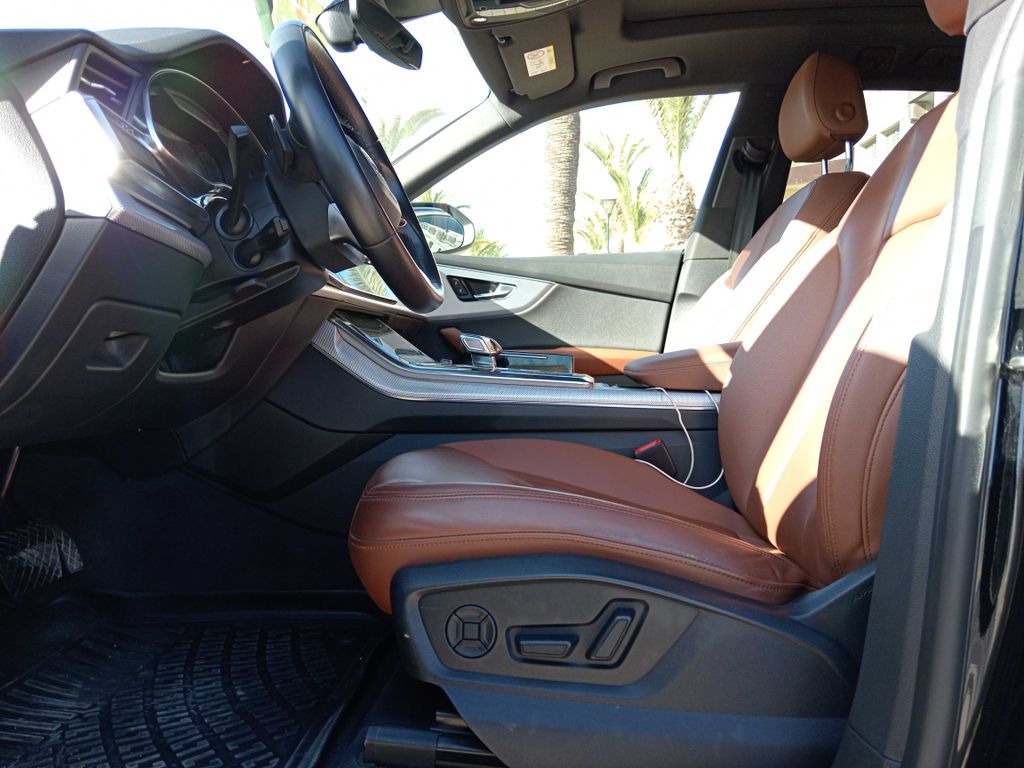 AUDI Q8 2021
