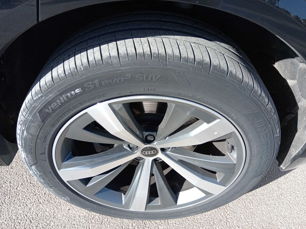 AUDI Q8 2021