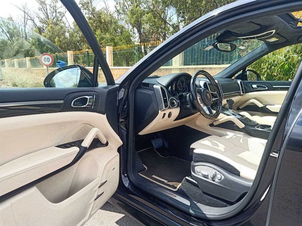 PORSCHE Cayenne 2016