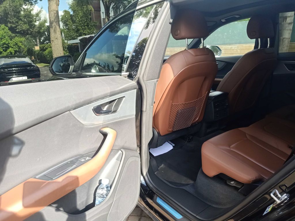 AUDI Q8 2021