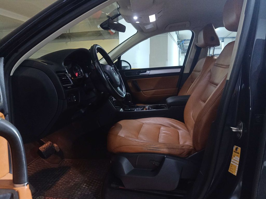 VOLKSWAGEN Touareg 2016
