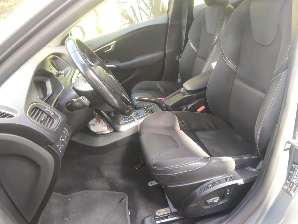 VOLVO V40 2017