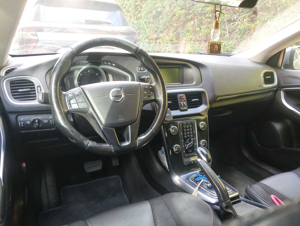 VOLVO V40 2017