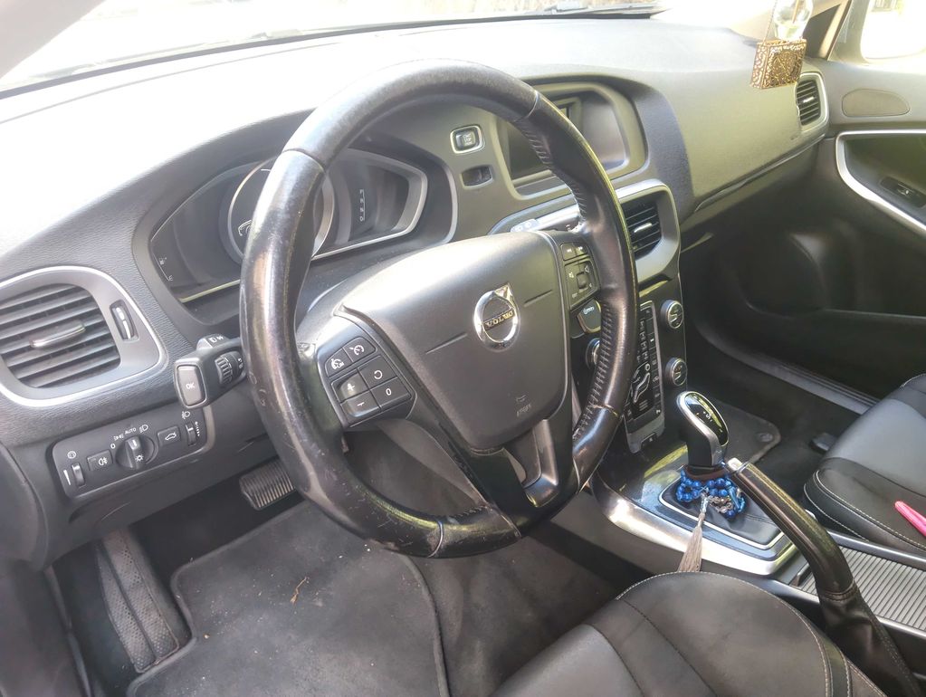 VOLVO V40 2017
