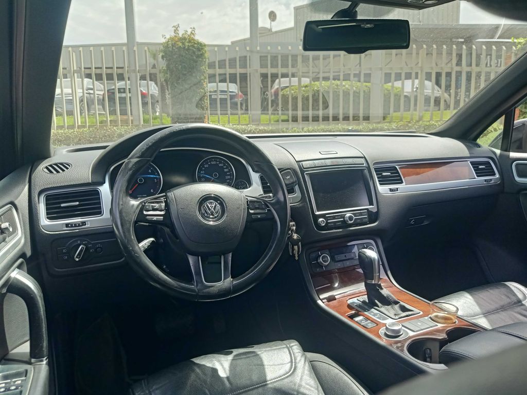 VOLKSWAGEN Touareg 2015