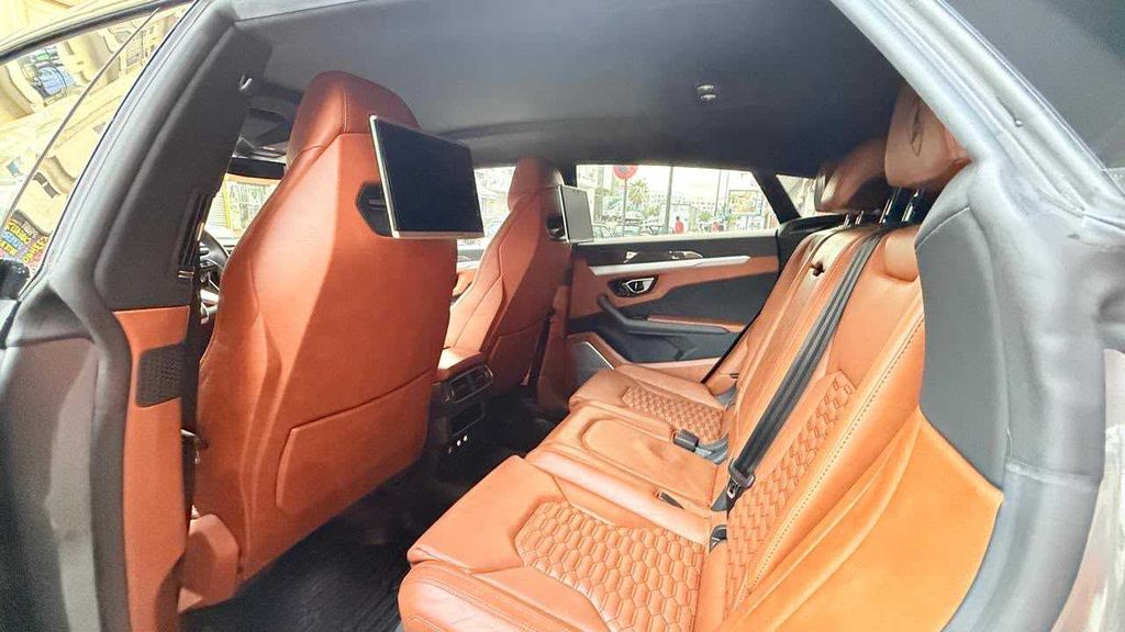 LAMBORGHINI Urus 2021