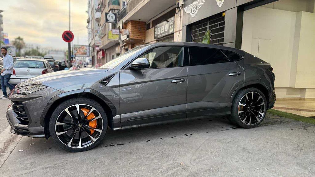 LAMBORGHINI Urus 2021