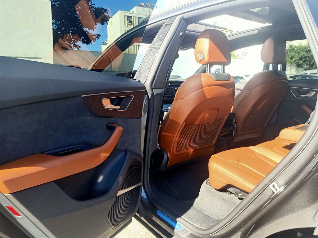 AUDI Q8 2021