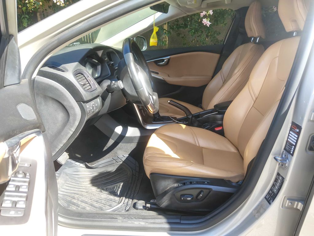 VOLVO V40 2019