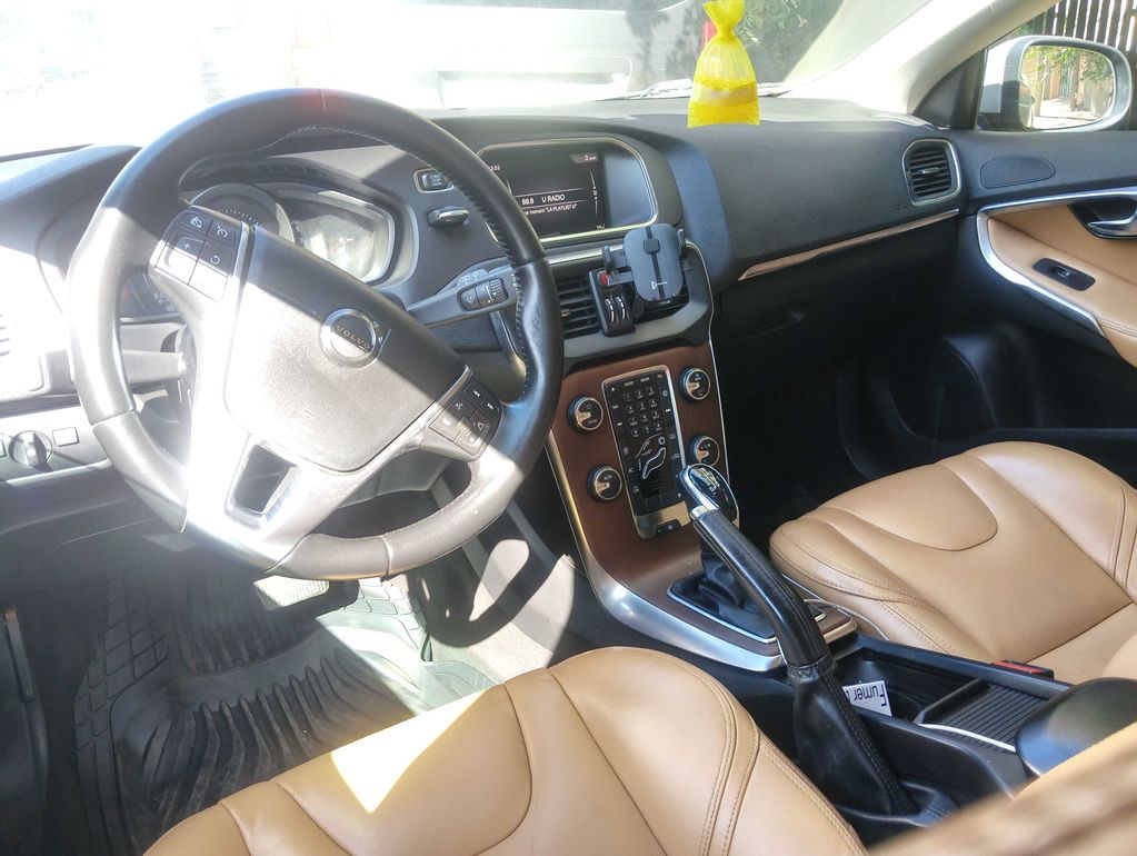 VOLVO V40 2019