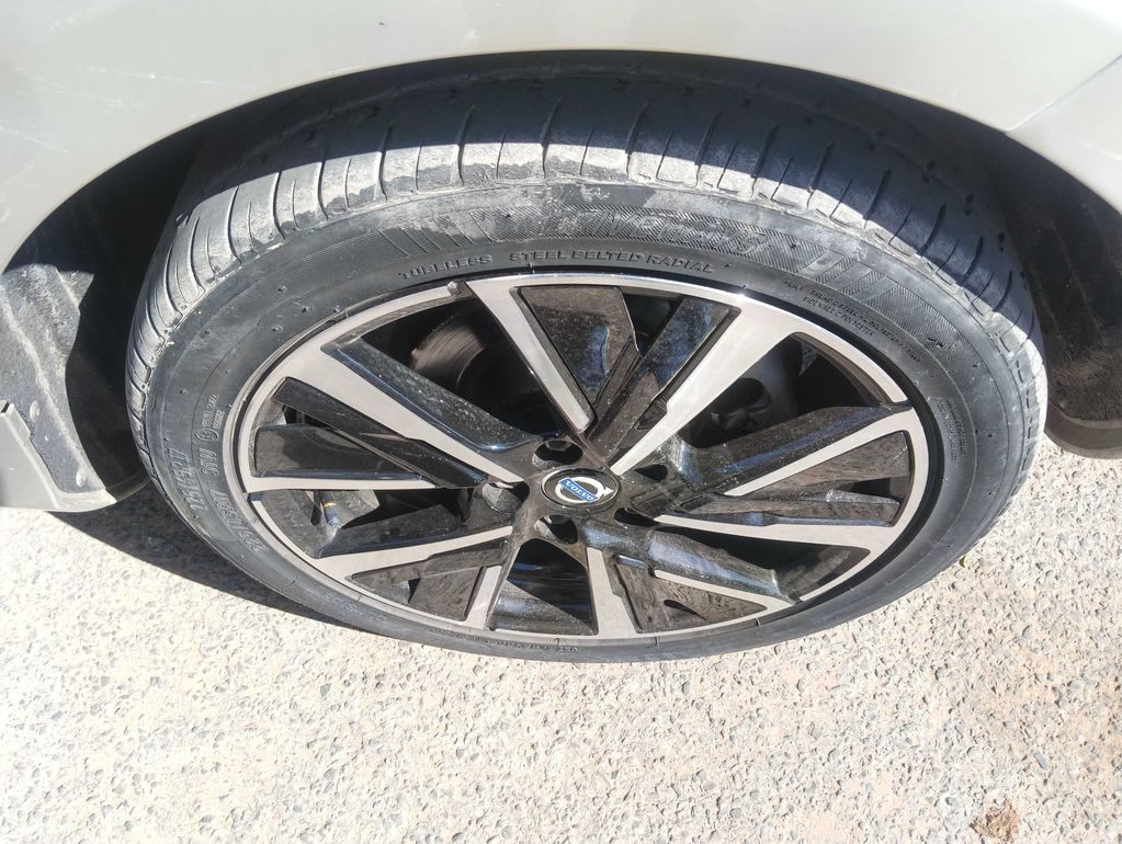 VOLVO V40 2019