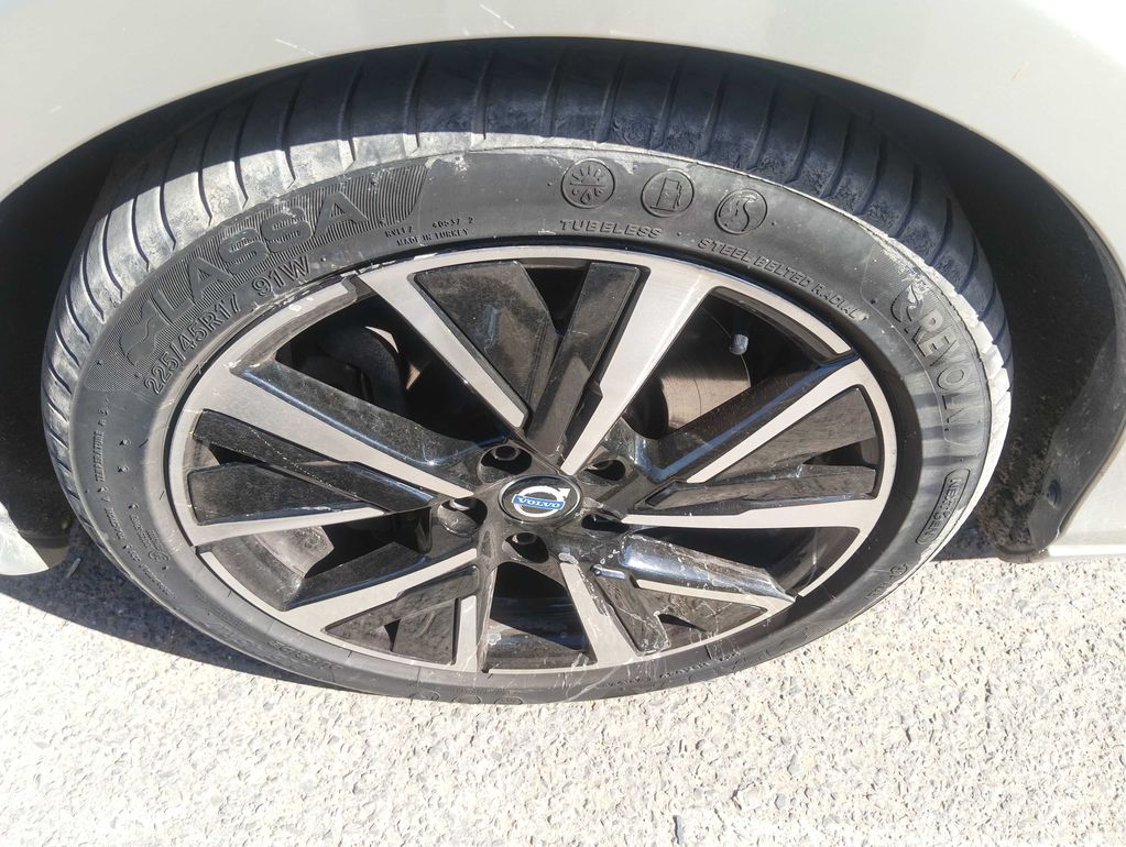 VOLVO V40 2019