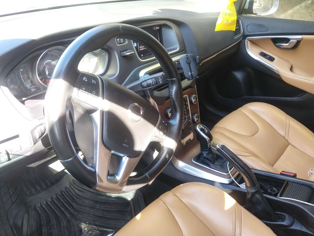 VOLVO V40 2019