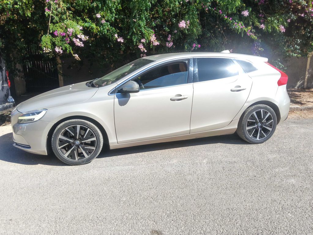 VOLVO V40 2019