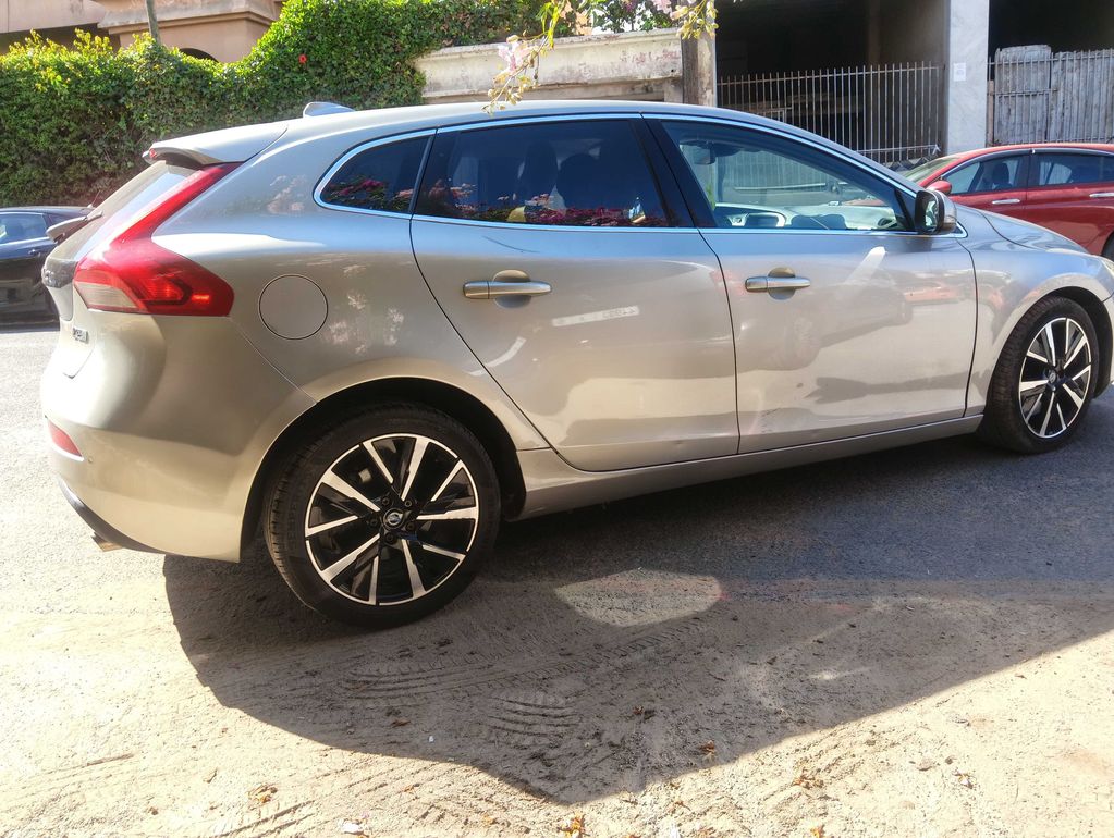 VOLVO V40 2019