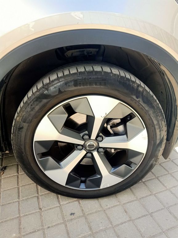 VOLVO XC40 2023
