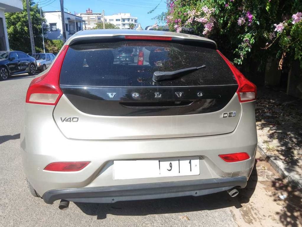 VOLVO V40 2019